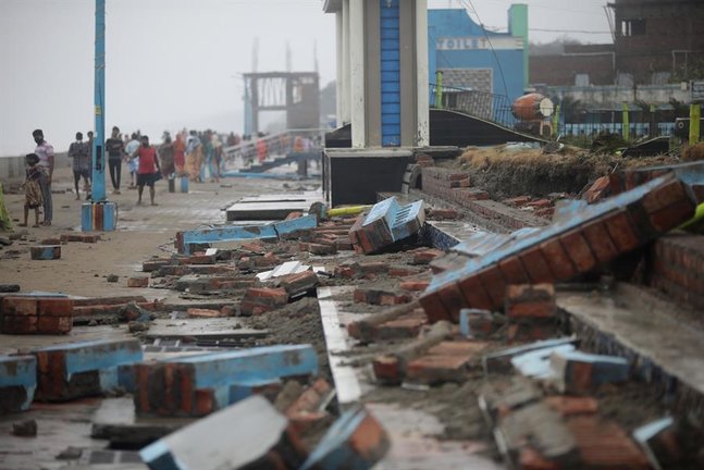 Vista de los daños causados por el paso del ciclón Yaas en la localidad de Digha, en las inmediaciones de la bahía de Bengala. Uno de los lugares más turísticos de la zona se ha visto afectado por la llegada del ciclón, que ha provocado graves daños materiales. EFE/PIYAL ADHIKARY