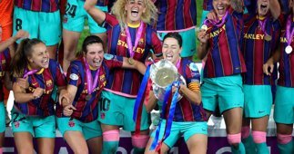 16 May 2021, Sweden, Gothenburg: Barcelona players celebrate victory with the championship's trophy after the end of the UEFA Women's Champions League final soccer match between Chelsea and Barcelona at Gamla Ullevi stadium. Photo: Adam Ihse/PA Wire/dpa - Adam Ihse/PA Wire/dpa