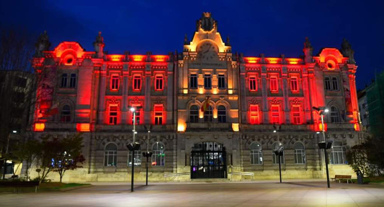 La fachada del Ayuntamiento de Santander iluminado.