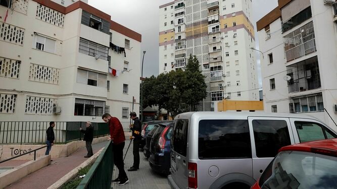 Agentes de la científica de la Policía Nacional buscan casquillos de balas del tiroteo. / EFE (Málaga)