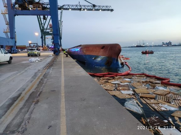 Vuelca buque 'Nazmiye Ana' en el Puerto de Castelló