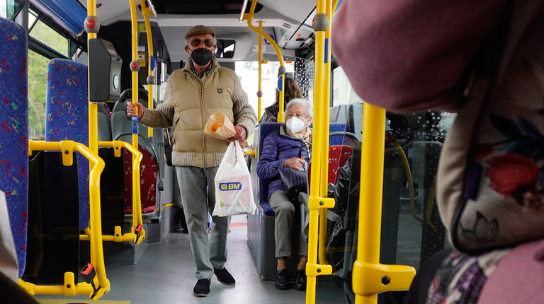 Varias personas con mascarilla en un autobús de Santander. / Hardy