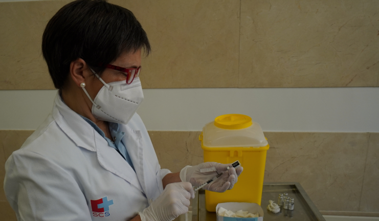 Una enfermera prepara una dosis de la vacuna contra el coronavirus en el Centro de Salud. / HARDY