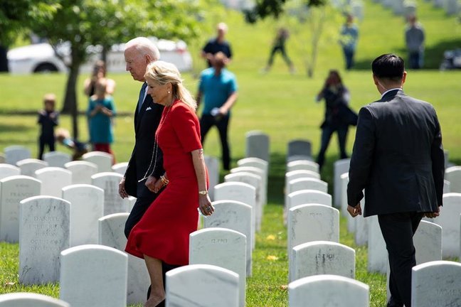 El presidente de Estados Unidos, Joe Biden, y la primera dama, Jill Biden, se detienen a saludar a los familiares en la sección 12 del Cementerio Nacional de Arlington, en Arlington, Virginia, Estados Unidos, el 31 de mayo de 2021. El presidente Biden también depositó una corona de flores en la Tumba del Soldado Desconocido antes de hablar en la 153ª Observación del Día Nacional de la Memoria. (Estados Unidos) EFE/EPA/TASOS KATOPODIS / POOL