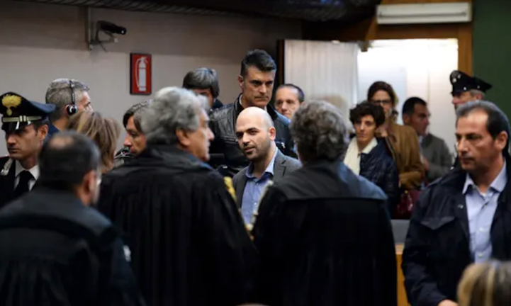 Roberto Saviano, en el centro, en 2014 en el juicio a los miembros del clan mafioso Casalesi. Fotografía: Ciro Fusco/EPA