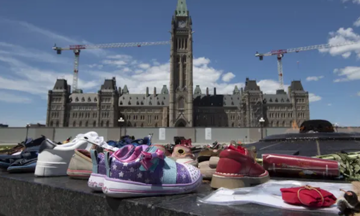 Los zapatos de los niños fueron colocados en la colina del parlamento en Ottawa, Ontario, después del descubrimiento de más de 200 cuerpos de niños en la escuela residencial india de Kamloops, que fue la mayor escuela de este tipo en Canadá. Fotografía: Adrian Wyld/AP