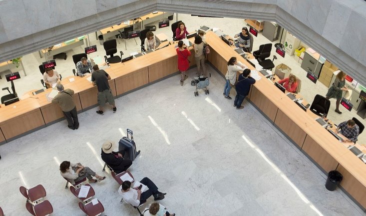 Archivo - Funcionarios atendiendo al público en una sede de la administración de la Junta de Andalucía.