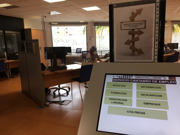 Imagen del panel en la oficina del Servicio Cántabro de Empleo de Torrelavega. / ALERTA