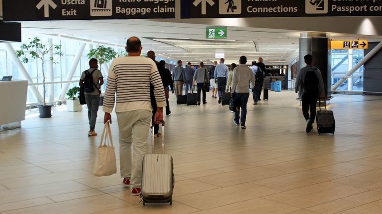 Varios viajeros caminan por la terminal de llegadas del aeropuerto de Barajas. EFE/Atienza/Archivo