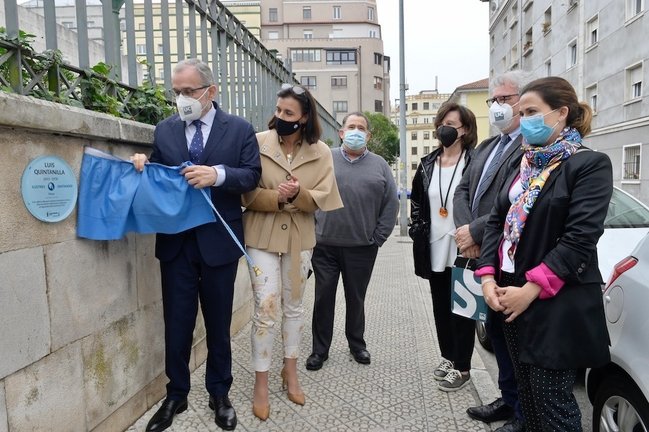 El rector de la Universidad de Cantabria descubre placa de Luis Quintanilla Isasi. / ALERTA