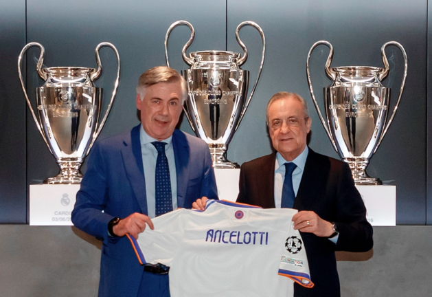 El italiano Carlo Ancelotti (i) posa con el presidente del Real Madrid, Florentino Pérez, durante su presentación como nuevo entrenador del club blanco este miércoles en la sala de prensa de la ciudad deportiva del club blanco, en Madrid. EFE/Real Madrid