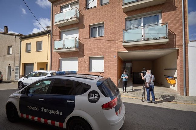 Vista del domicilio de la localidad de Porqueres (Girona), en donde anoche un hombre asesinó a su pareja para posteriormente acudir a la comisaría de la vecina localidad de Banyoles para confesar el crimen, quedando detenido por los Mossos d,Esquadra. Foto EFE/David Borrat.