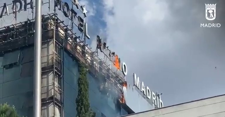 Imagen del incendio de parte de la fachada del hotel Nuevo Madrid