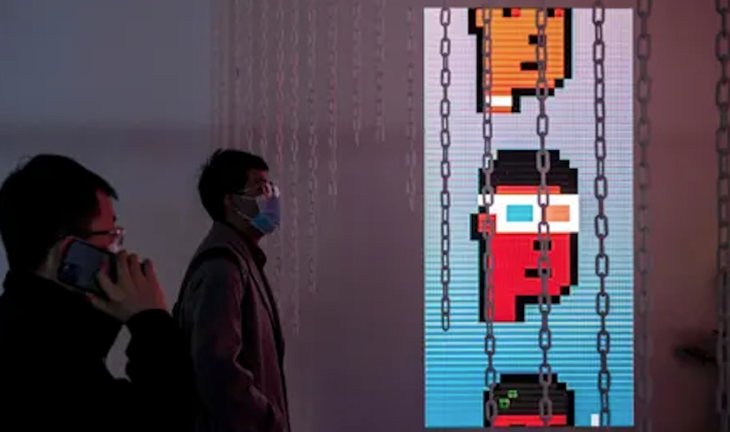Una de las primeras exposiciones del mundo sobre el arte de la cadena de bloques -Nicho virtual: ¿has visto alguna vez los memes en el espejo? - se celebró en Pekín en marzo. Fotografía: Nicolas Asfouri/AFP/Getty