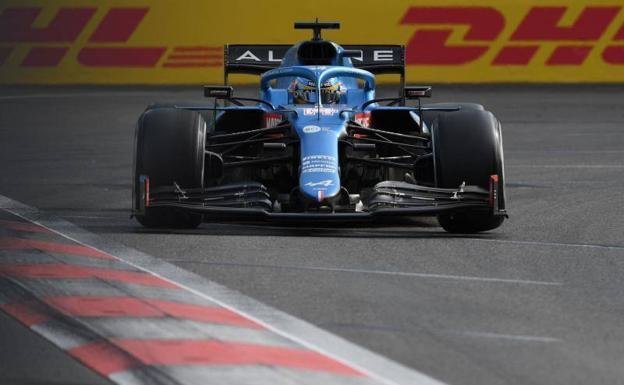 Fernando Alonso en la prueba de Bakú. / AFP