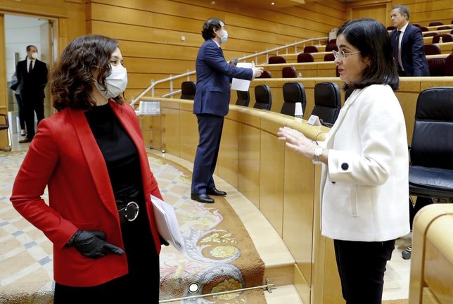 Archivo - La presidenta de la Comunidad de Madrid, Isabel Díaz Ayuso, conversa con la ministra de Sanidad, Carolina Darias. Archivo. 