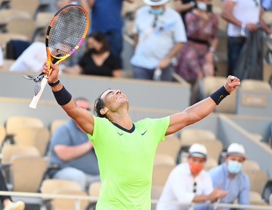 Rafael Nadal de España celebra después de ganar el partido de 4ª ronda contra Jannik Sinner de Italia en el torneo de tenis del Abierto de Francia en Roland Garros en París, Francia, 07 de junio de 2021. (Tenis, Abierto, Francia, Italia, España) EFE/EPA/CAROLINE BLUMBERG