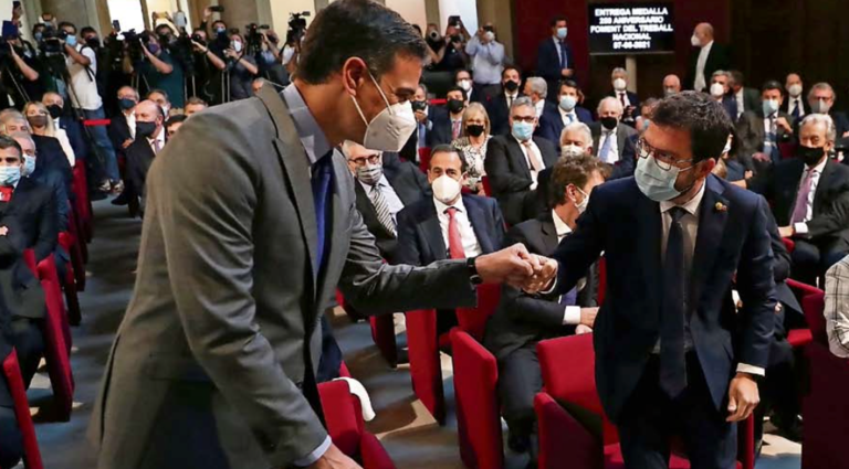 El presidente del Gobierno, Pedro Sánchez, saluda al presidente de la Generalitat, Pere Aragonés. / fernando calvo