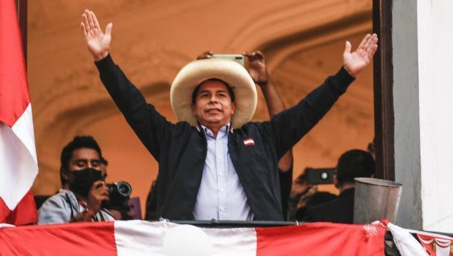 El candidato presidencial de Perú Libre, Pedro Castillo, saluda a sus seguidores.EP