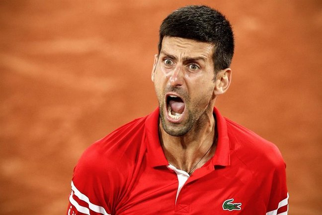 Novak Djokovic de Serbia reacciona después de ganar su partido de cuartos de final contra Matteo Berrettini de Italia en el torneo de tenis del Abierto de Francia en Roland Garros en París. EFE