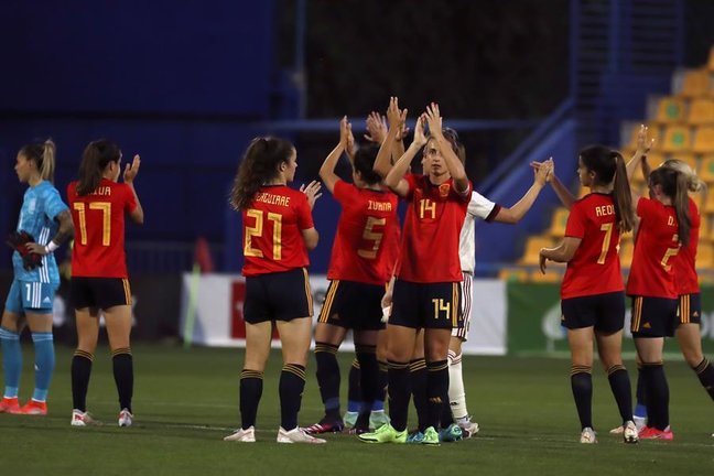 Las jugadoras de España celebran la victoria con la afición tras el encuentro amistoso internacional entre España y Bélgica, este jueves en el estadio Santo Domingo de Alcorcón (Madrid). EFE/Kiko Huesca