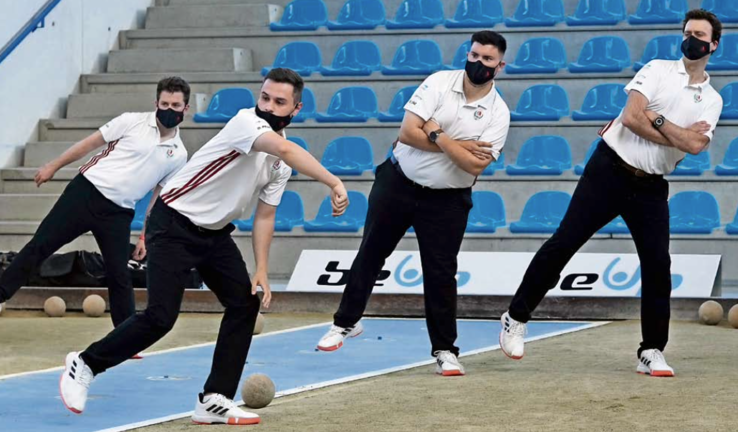 Los jugadores de la Peña Club Bansander ‘bailando’ en el tiro de la bolera de Cueto, ayer durante el partido de Copa frente a San Jorge. / Hardy