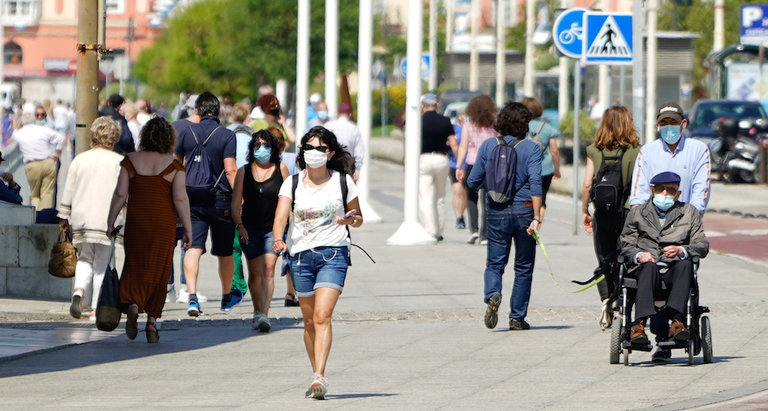 Varias personas con mascarilla por la ciudad de Santander. / Hardy
