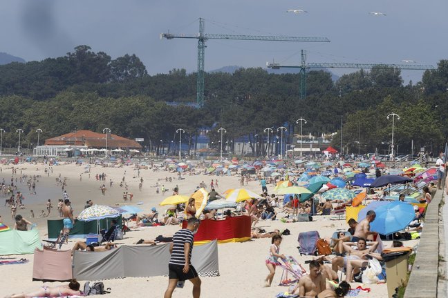 Varias personas se bañan y toman el sol en la playa de Samil, en Vigo, Pontevedra, Galicia (España). Galicia vive un fin de semana con temperaturas de verano y las máximas superarán este domingo los 25 grados en gran parte de la Comunidad. 