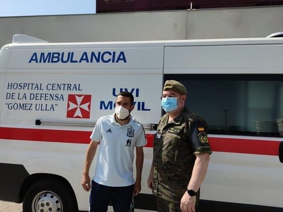 El futbolista Jordi Alba junto a un sanitario militar