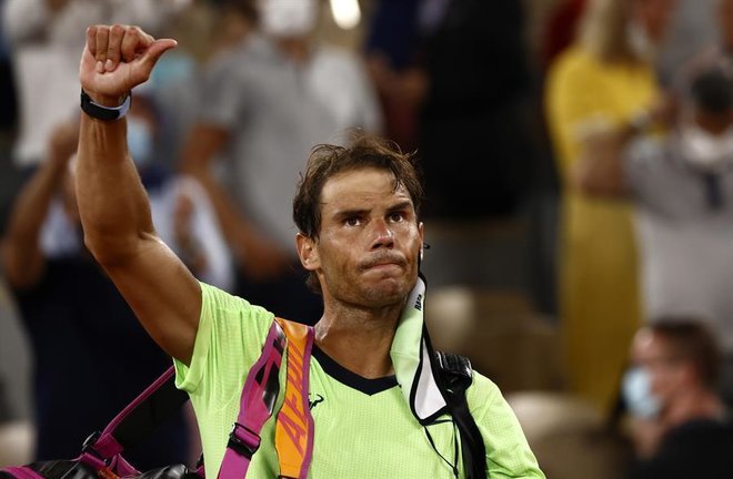 El español Rafael Nadal reacciona tras perder contra el serbio Novak Djokovic durante su partido de semifinales del Abierto de Francia de tenis en Roland Garros en París, Francia, el 11 de junio de 2021. (Tenis, Abierto, Francia, España) EFE/EPA/YOAN VALAT
