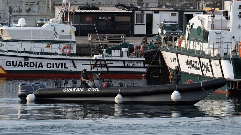 Varias embarcaciones de la Guardia Civil atracadas en el muelle de Santa Cruz de Tenerife, este viernes.MIGUEL BARRETO / EFE