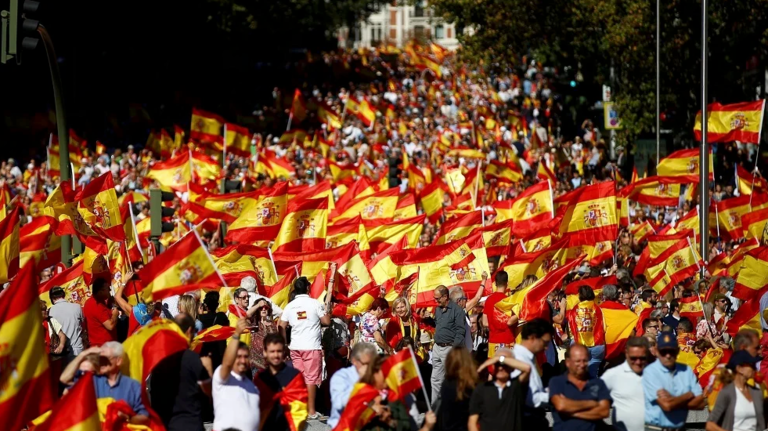 Manifestantes de derechas ondean banderas españolas durante una manifestación en Madrid en febrero de 2019. / EFE