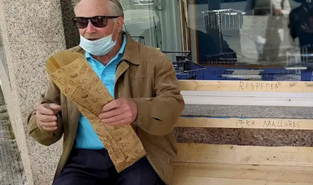 Manuel Souto, de 82 años, sentado en el banco que construyó para su mujer, María Souto, de 79 años y con artrosis. Fotografía: Rocío García/La Voz de Galicia