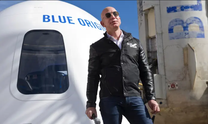 Jess Bezos en 2017, con su cohete Blue Origin. El sábado se anunciará el ganador de una subasta por un asiento para acompañar a Bezos y a su hermano Mark en su gran aventura espacial. Fotografía: Chuck Bigger/Alamy