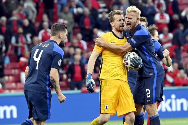 El portero finlandés Lukas Hradecky celebra el bloqueo de un penalti durante el partido de fútbol del grupo B de la Eurocopa 2020 entre Finlandia y Dinamarca en el estadio Parken. Foto: Markku Ulander/Lehtikuva/dpa