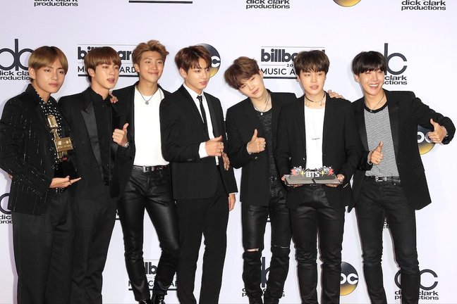 Los miembros del grupo surcoreano BTS posan con su premio Billboard, en Las Vegas (Estados Unidos) el 21 de mayo de 2017. EFE/Nina Prommer/Archivo