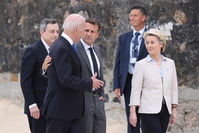 Emmanuel Macron, presidente de Francia, segundo a la derecha, camina del brazo con el presidente de Estados Unidos, Joe Biden, segundo a la izquierda, junto con Mario Draghi, primer ministro de Italia, a la izquierda, y Ursula von der Leyen, presidenta de la Comisión Europea, en el primer día de la cumbre de líderes del Grupo de los Siete (G7) en Carbis Bay, Cornualles, Gran Bretaña, 11 de junio de 2021. Gran Bretaña acoge la cumbre del G7 en Cornualles del 11 al 13 de junio de 2021. (Francia, Italia, Reino Unido) EFE/EPA/HOLLIE ADAMS/POOL