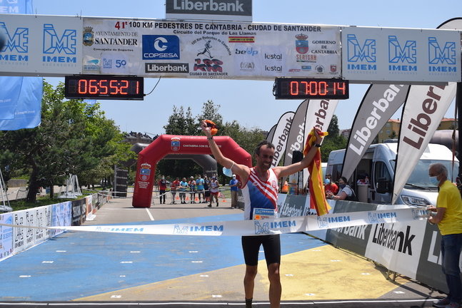 Manel Deli levanta los brazos en señal de victoria al cruzar la meta en el Parque de Las Llamas. / Castillo
