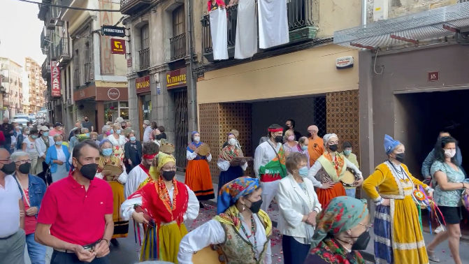 Varias personas durante la procesión de San Antonio de Padua en Laredo. / ALERTA