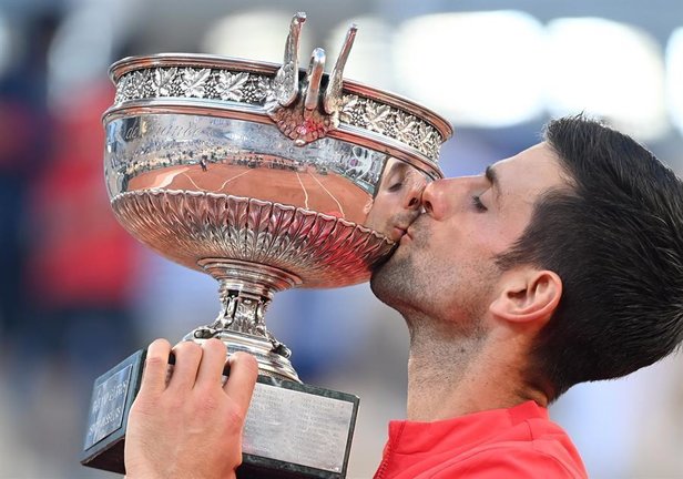 Novak Djokovic of Serbia celebrates with his trophy after winning against Stefanos Tsitsipas of Greece during their final match at the French Open tennis tournament at Roland Garros in Paris, France, 13 June 2021. (Tenis, Abierto, Francia, Grecia) EFE/EPA/CAROLINE BLUMBERG