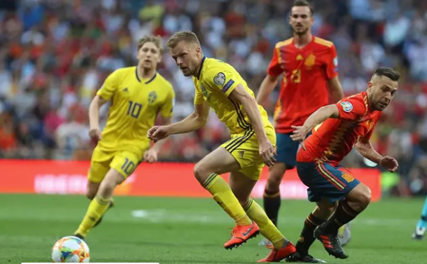 Jordi Alba y Viktor Claesson pugnan por un balón en el España-Suecia de la fase de clasificación para la EURO 2020 - Laurent Lairys / DPPI / AFP7 / Europapress