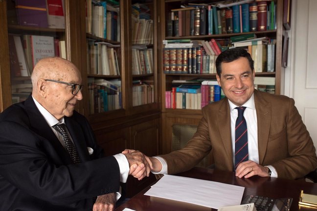 Archivo - El presidente de la Junta de Andalucía, Juanma Moreno, y el exministro de UCD Manuel Clavero, en una imagen de archivo.