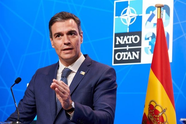 El presidente del Gobierno español, Pedro Sánchez durante la rueda de prensa conjunta ofrecida con el secretario general de la OTAN, Jens Stoltenberg este lunes en el marco de la Cumbre de la OTAN que se celebra en Bruselas. EFE/ Horst Wagner
