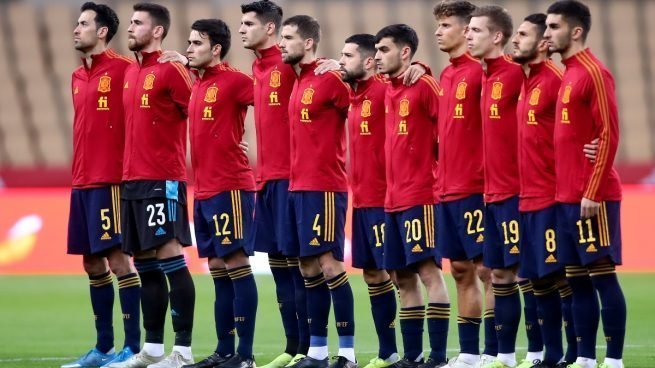 Los jugadores de España escuchan el himno.