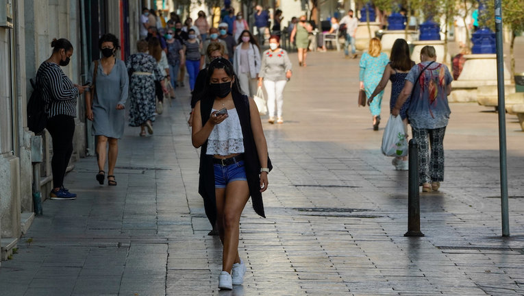 Varias personas con mascarilla transitan por la ciudad de Santander. / HARDY