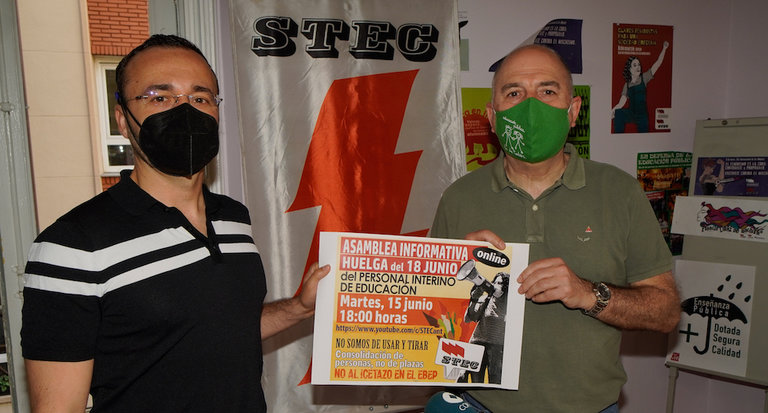 Jesús Aguayo y Raúl Agüera con un cartel anunciador de la huelga. / Hardy
