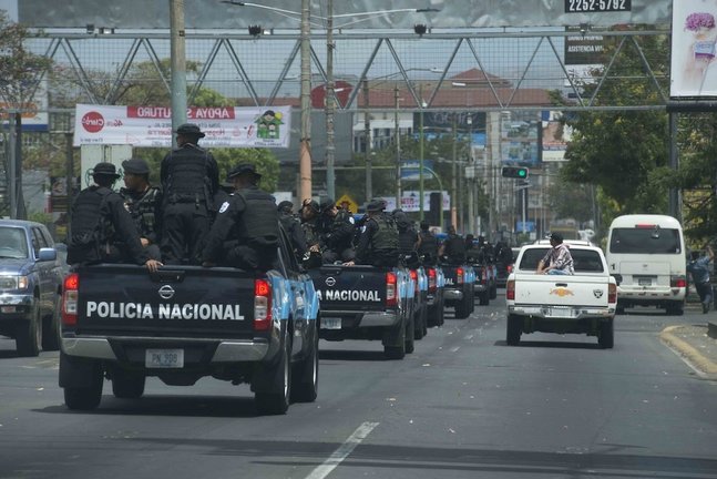 Agentes de policía vigilan frente a la oficina del fiscal general donde Félix Maradiaga, aspirante a candidato de la oposición, fue citado por las autoridades, en Managua, Nicaragua, la semana pasada. Fotografía: LA NACION