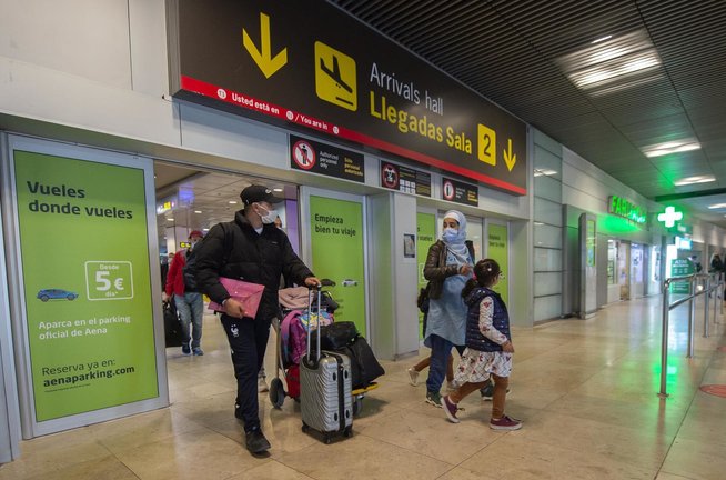 Archivo - Varias viajeros de un vuelo procedente de Casablanca (Marruecos), en la Terminal T1 del Aeropuerto Madrid - Barajas Adolfo Suárez, en Madrid (España), a 30 de marzo de 2021.