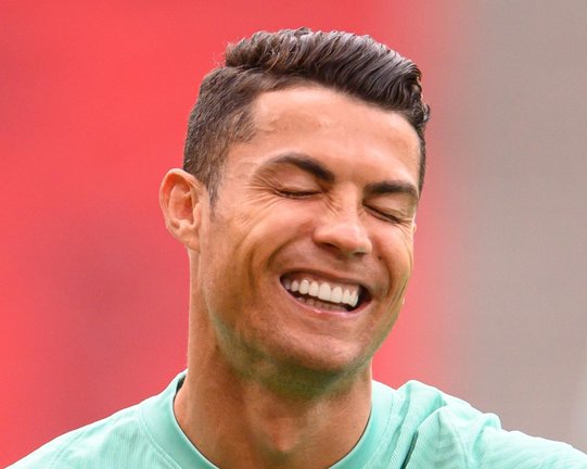 El portugués Cristiano Ronaldo se ríe durante una sesión de entrenamiento del equipo en el Puskas Arena antes del partido de fútbol del Grupo F de la Eurocopa 2020 del martes contra Hungría. Foto: Robert Michael/dpa-Zentralbild/dpa