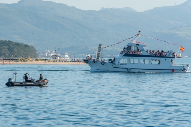 Una patrulla de la Guardia Civil marítima por las aguas de Santoña. / REGUERA